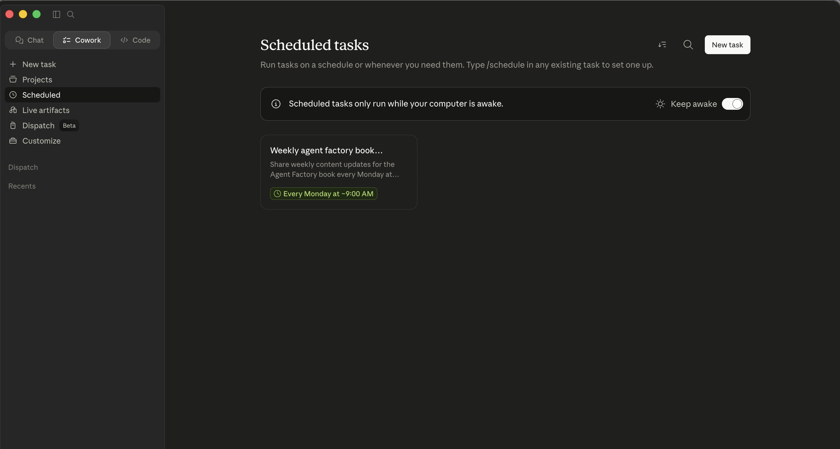 Cowork's scheduled tab. Header: "scheduled کام" کے ساتھ ایک hint banner "scheduled کام صرف چلائیں جبکہ آپ کا computer ہے awake." Top-right: ایک "رکھیں awake" toggle اور ایک "نیا کام" button. ایک scheduled کام visible بطور ایک card: "Weekly agent factory کتاب..." کے ساتھ description "Share weekly content updates کے لیے ایجنٹ فیکٹری کتاب ہر Monday پر..." اور ایک green badge "ہر Monday پر ~9 AM"
